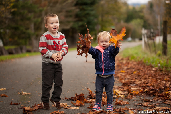 Leaf throwing photo tips, kids in leaves
