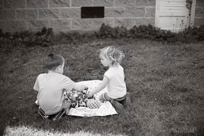 Adjusting to 3 kids, siblings in the grass, everyday moments