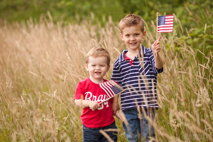 happy birthday America, 4th of July photos, kids in field, sibling photos