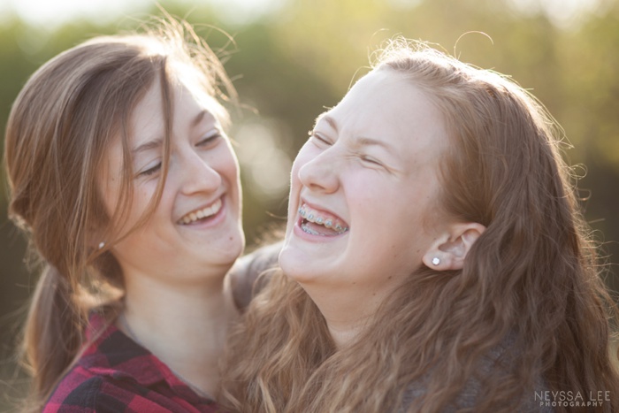 Photos of sisterly love, sisters, sibling photography, snoqualmie teen photographer