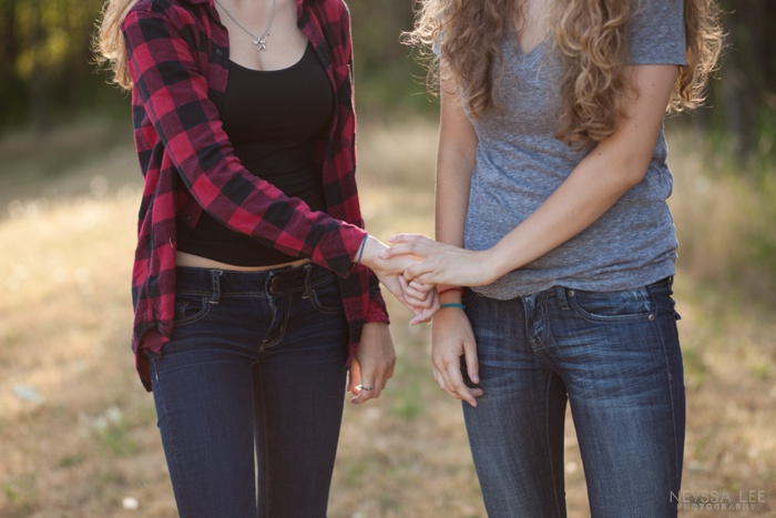 Photos of sisterly love, sisters, sibling photography, snoqualmie teen photographer