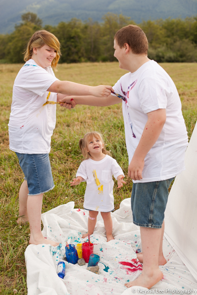 Photographing colorful mini sessions, kids painting photos, siblings