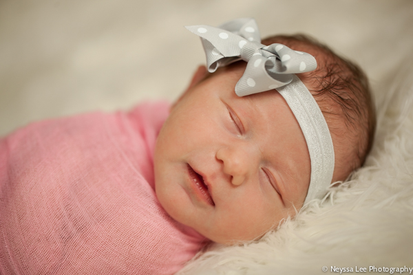 photos of a baby sister, newborn photography, snoqualmie photographer