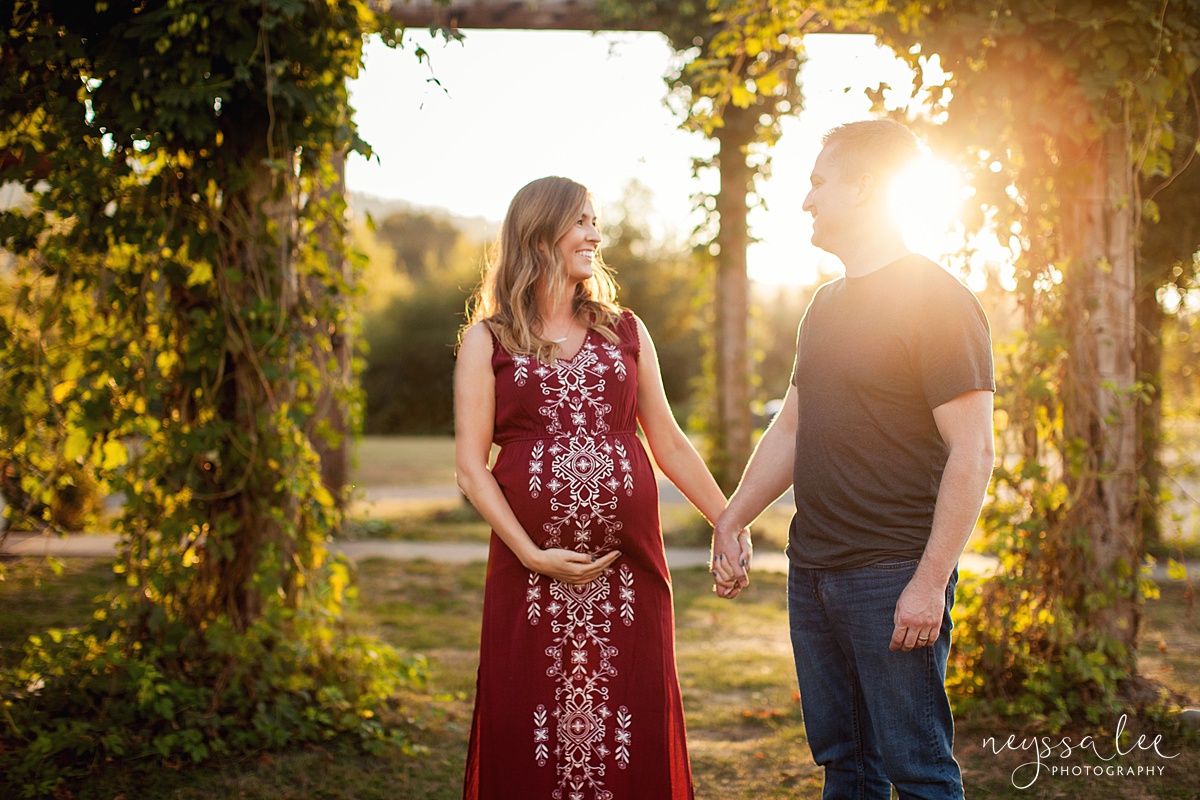 Neyssa Lee Photography Snoqualmie maternity photographer expecting couple with gorgeous light