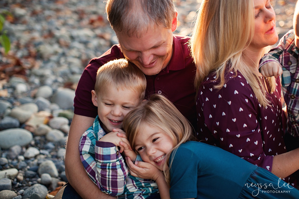 Snoqualmie Family Photographer, Neyssa Lee Photography, Family of 5, sibling snuggles