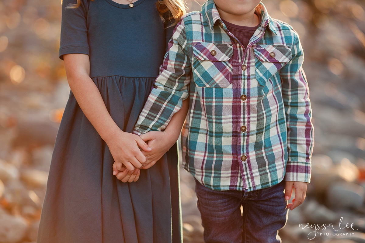 Snoqualmie Family Photographer, Neyssa Lee Photography, Family of 5, siblings holding hands