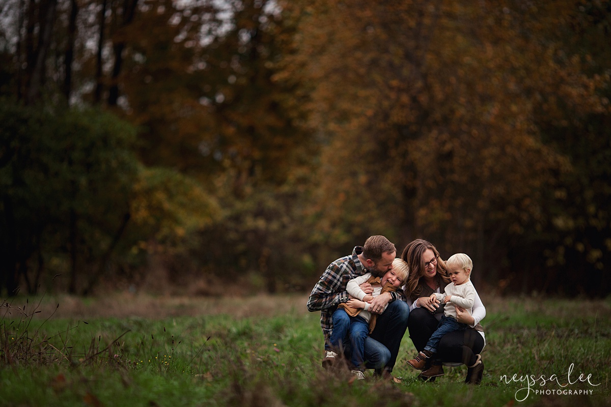 Neyssa Lee Photography, Snoqualmie Family Photographer, Fall Family Photos, family snuggles