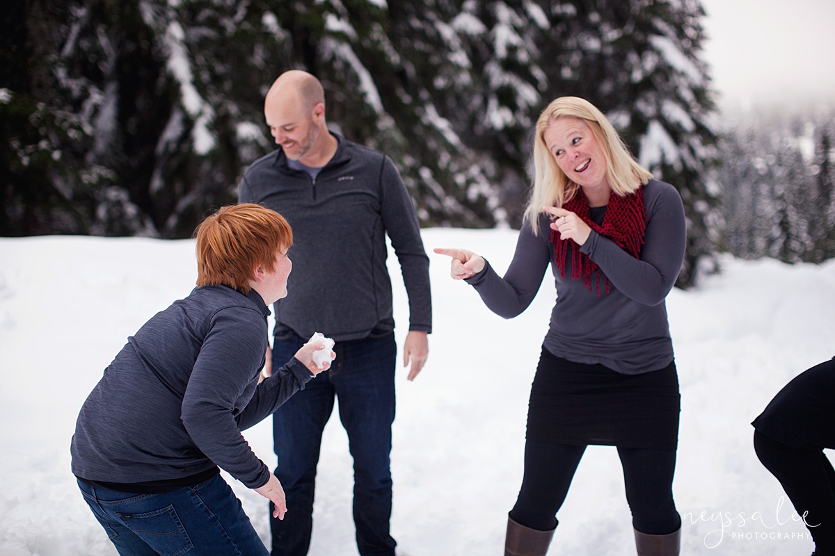 Neyssa Lee Photography, Snoqualmie Family Photographer, Family photos in the snow, snowball fight