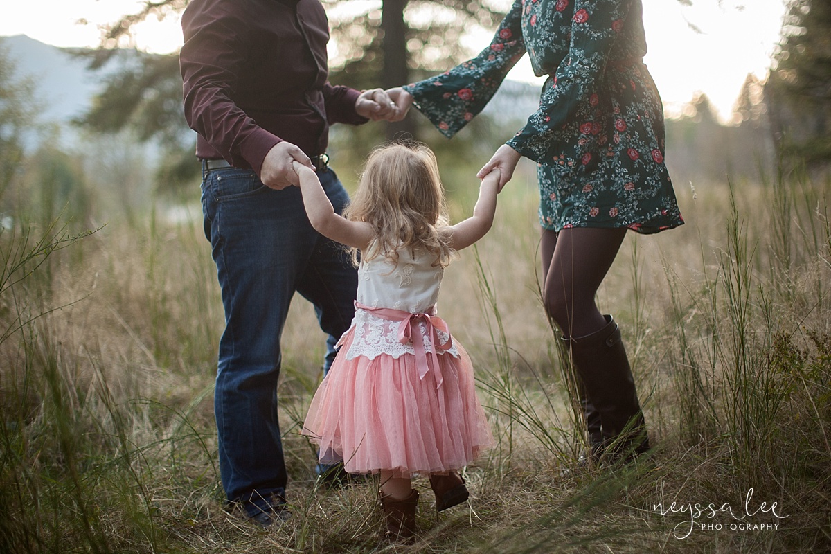 Snoqualmie Family photographer Neyssa Lee photography Kids with little girl in tutu with mom and dad 50mm lens what's in my camera bag