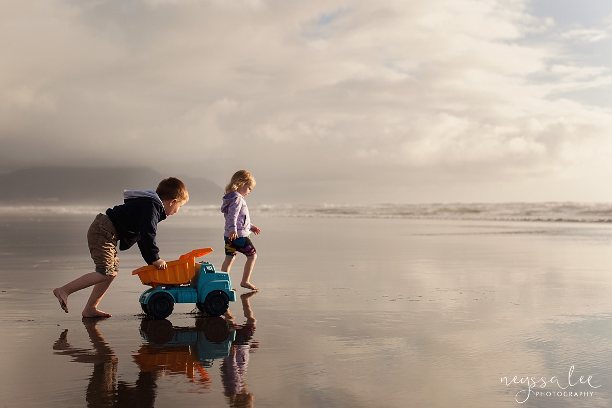 Snoqualmie Family photographer Neyssa Lee photography Kids with truck on the beach 50mm lens what's in my camera bag