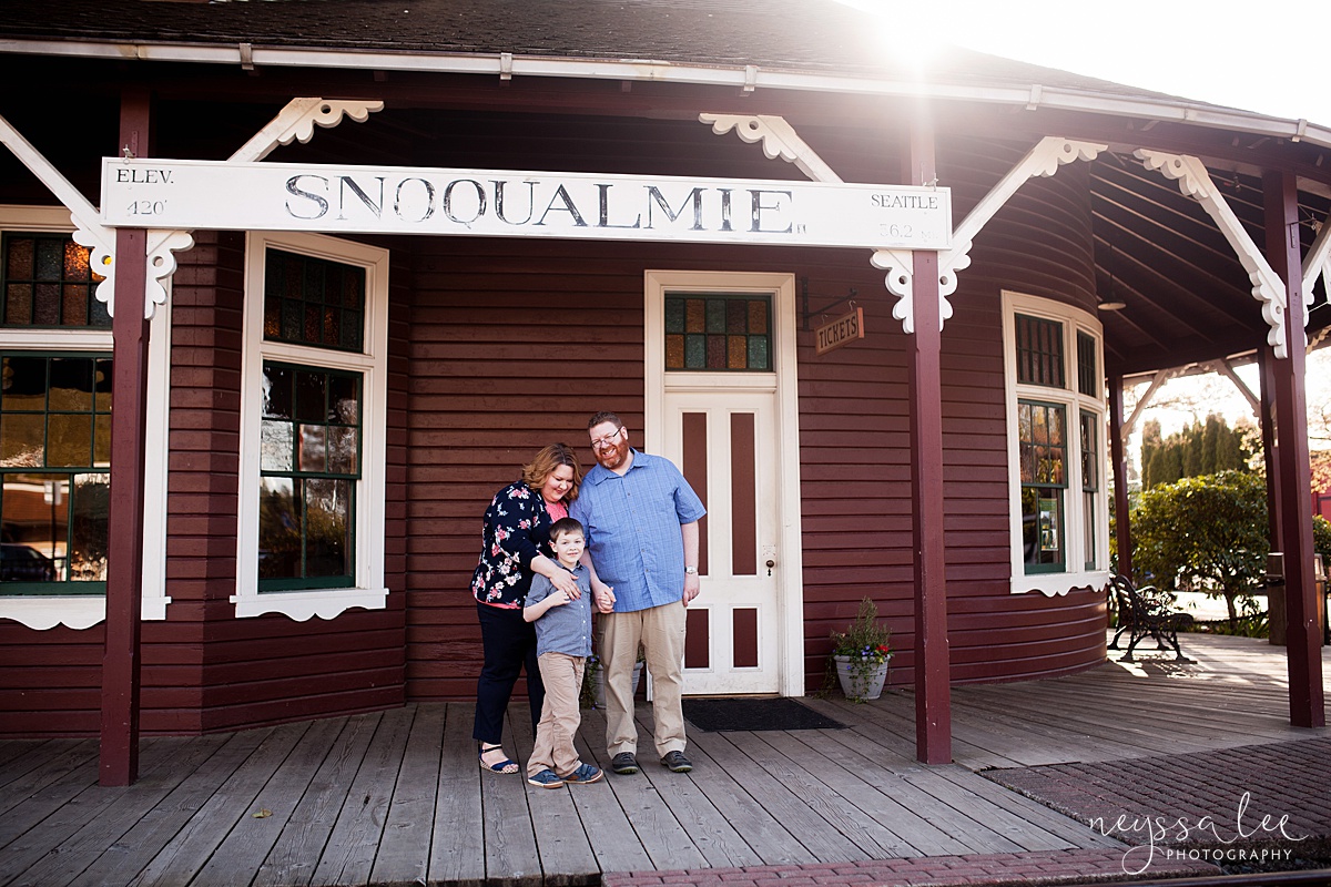 Photos for a 10 year anniversary, Snoqualmie Family Photography, Neyssa Lee Photography, Family Photos at Snoqualmie Train Station