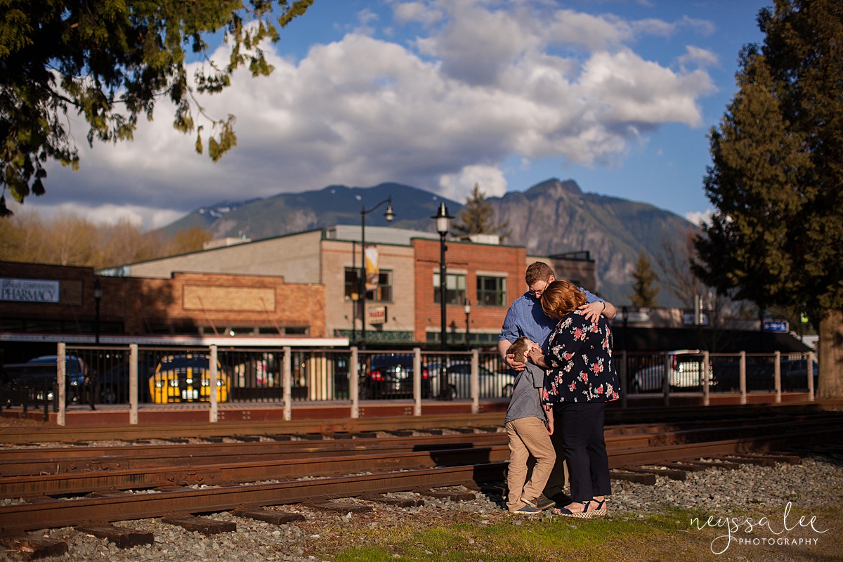 Photos for a 10 year anniversary, Snoqualmie Family Photography, Neyssa Lee Photography, Snoqualmie Train Station, Mount Si