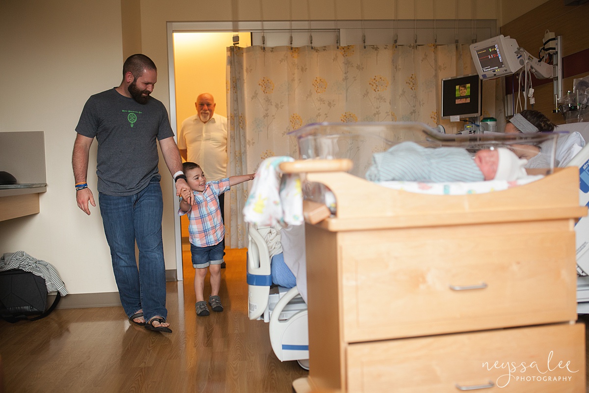 Dad walks son into hospital room to meet newborn baby brother by Issaquah fresh 48 photographer, 