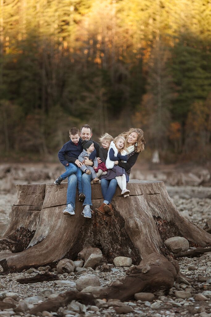 Family of 6 at Rattlesnake Lake for family photos