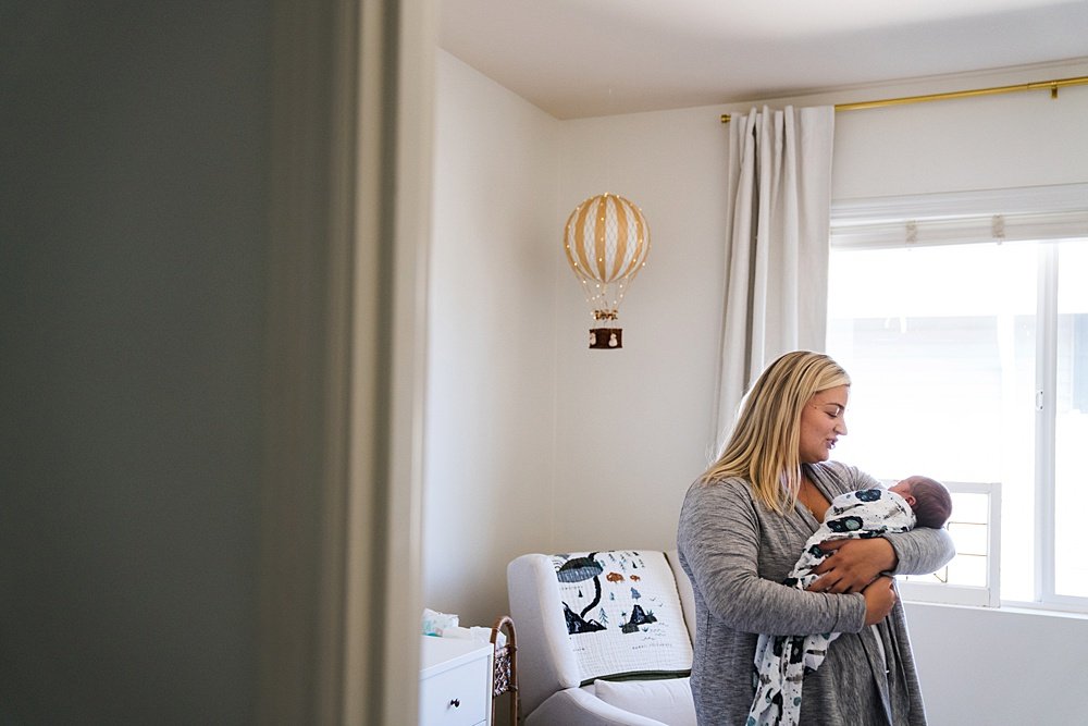 What Mom Should Wear for Lifestyle Newborn Photos | Seattle Newborn Photographer