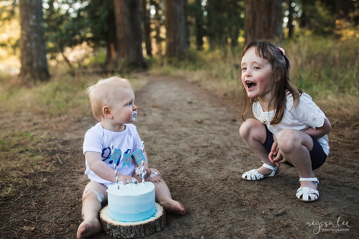 Photographs of Baby's 1st Year, Seattle Baby Photographer, Issaquah Baby Photography, Neyssa Lee Photography, Photo of 1 year old cake smash with big sister