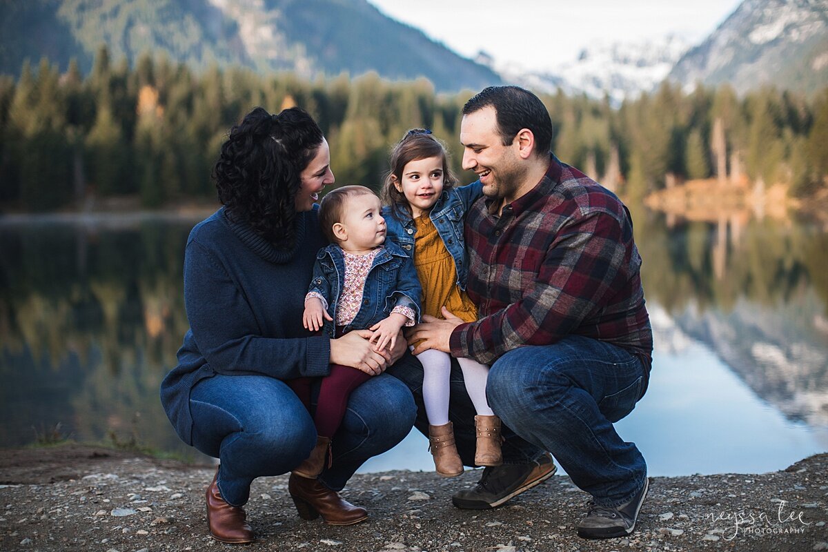 Seattle family photographer captures family photos in the mountains