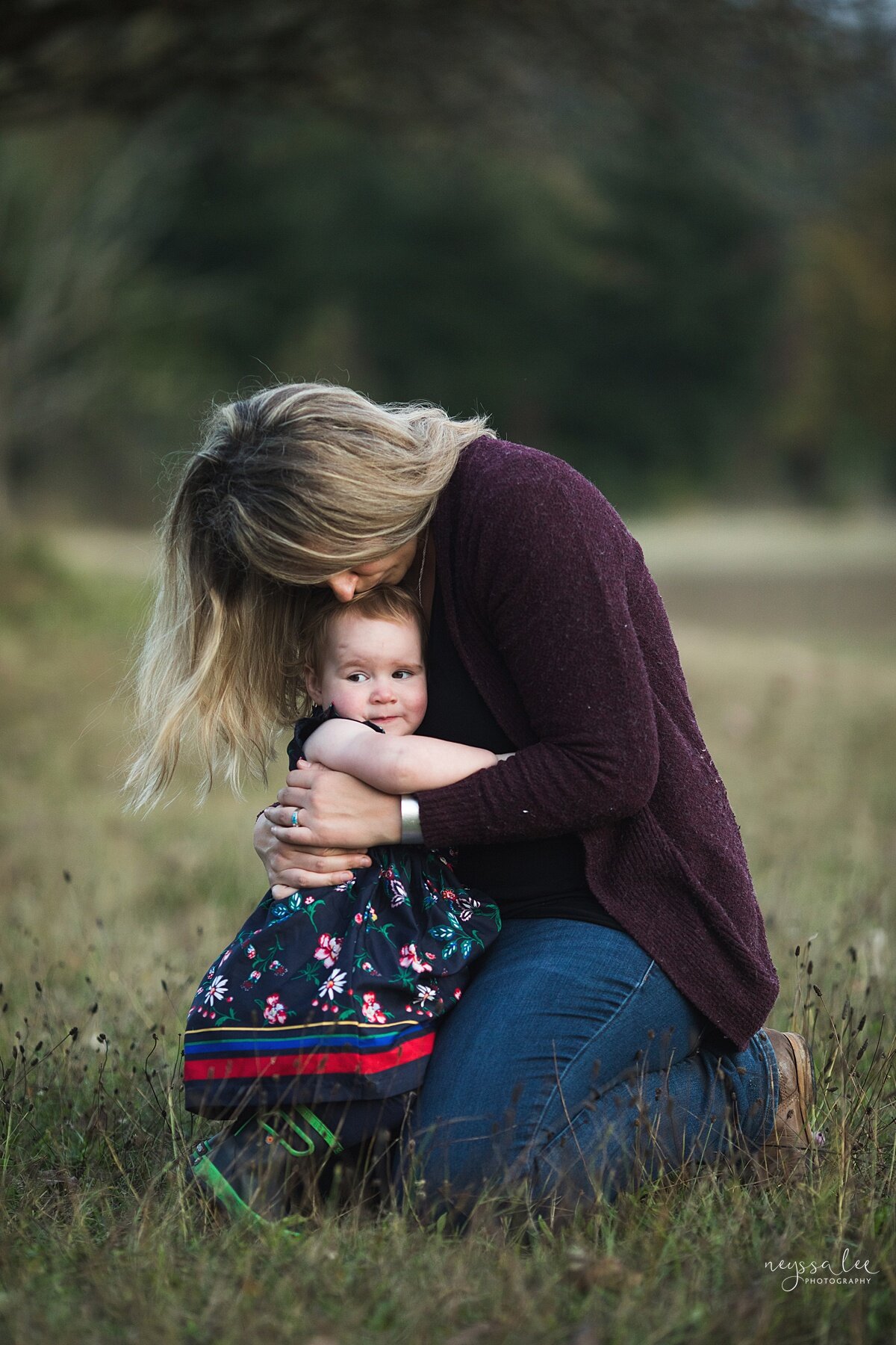 Best time of day for outdoor family photos, Seattle family photographer, Photo of mother and toddler daughter embracing at Tanner landing park