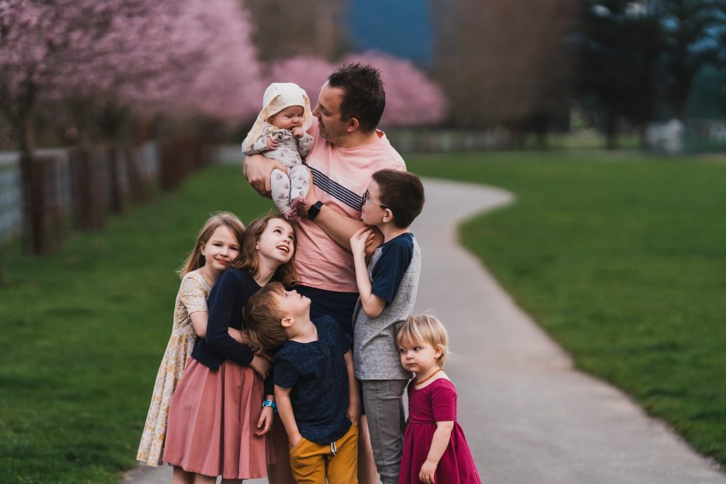 Easter photo of six kids with dad in front of cherry blossoms in Snoqualmie, WA