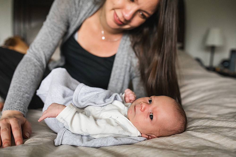 What mom should wear for newborn photos, Seattle newborn photographer, mother and baby photo