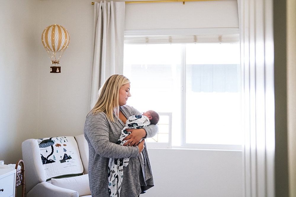 What mom should wear for newborn photos, Seattle newborn photographer