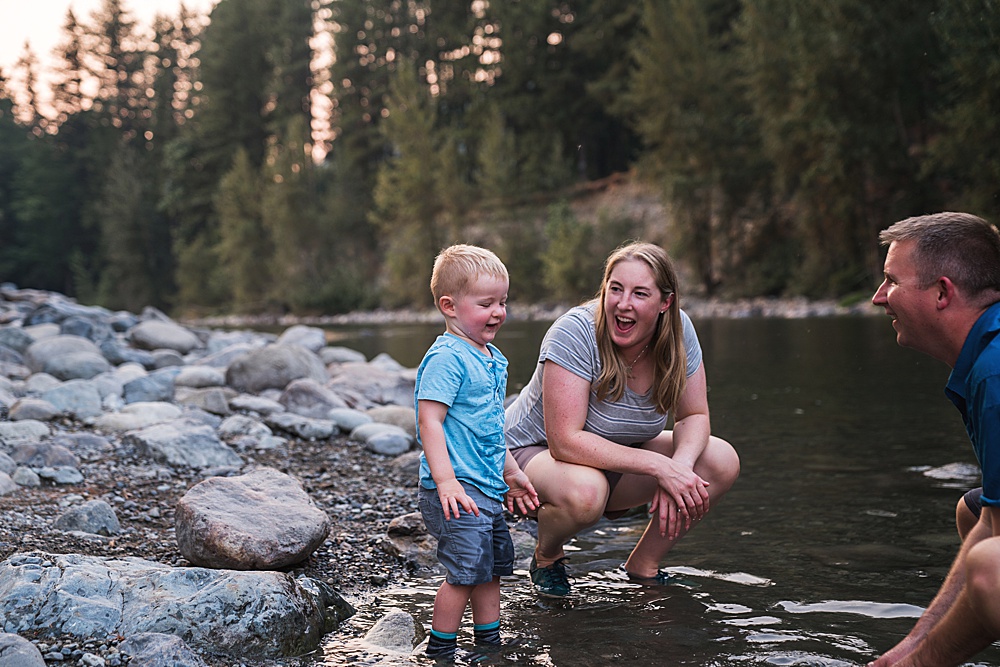 What not to wear for family photos blog post, Snoqualmie Family photographer, family photos in the river
