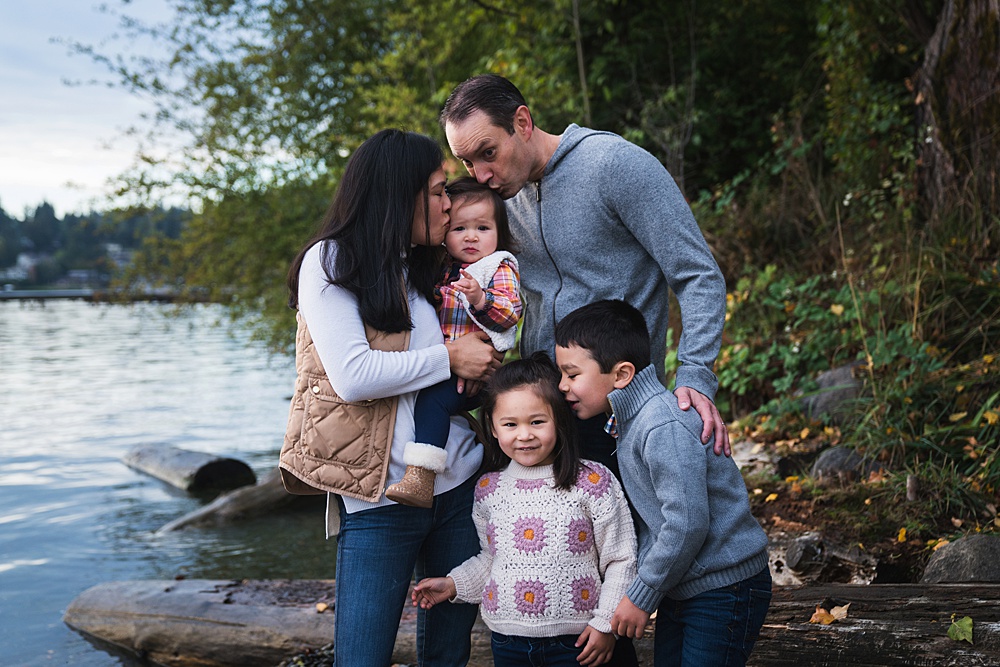 dressing for family photos, photo of family of five on Mercer Island