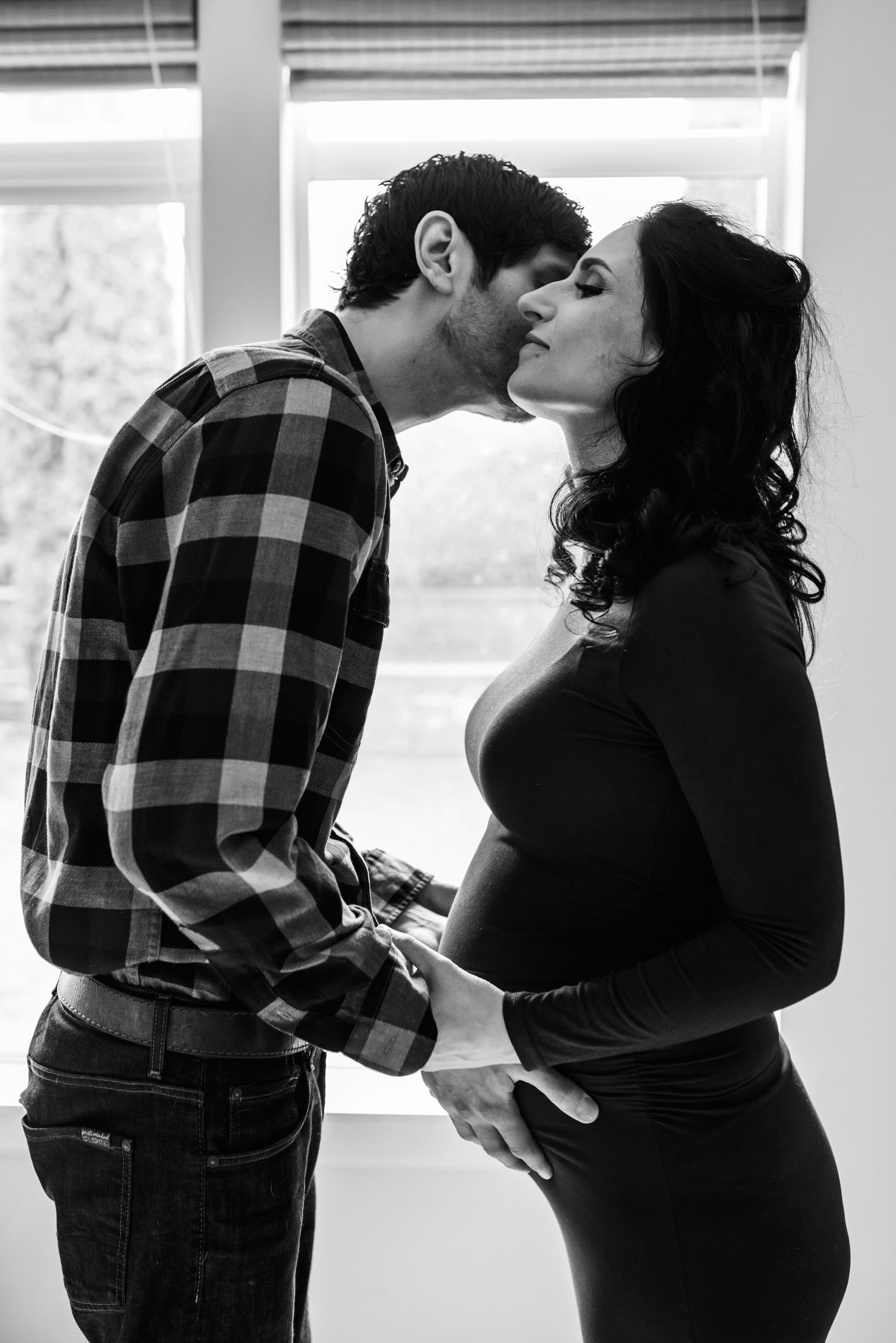 black and white Seattle area In home maternity shoot,