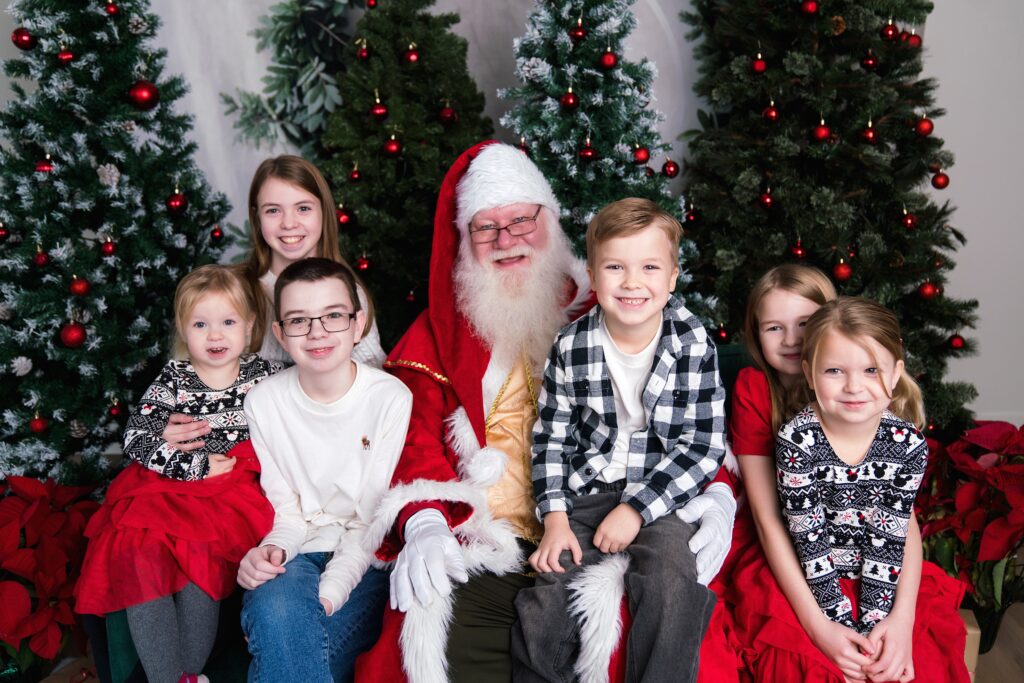 Big family with Santa during Snoqualmie Santa Photos
