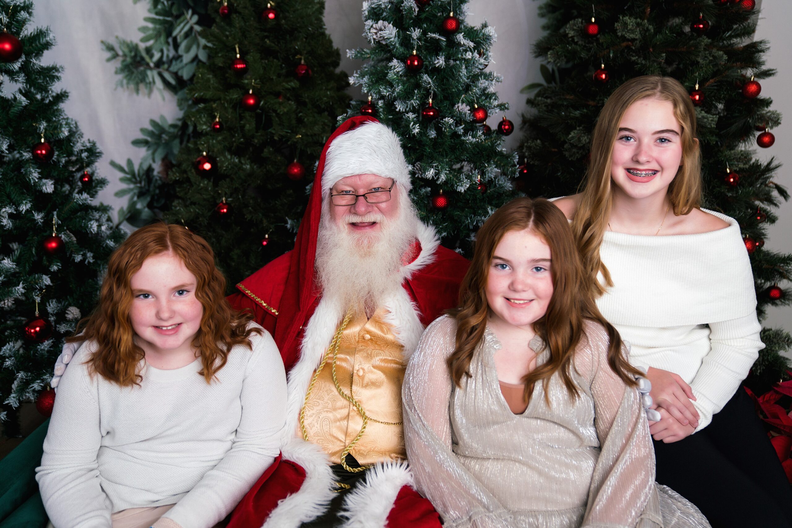 Snoqualmie Santa Photo of three girls with Santa
