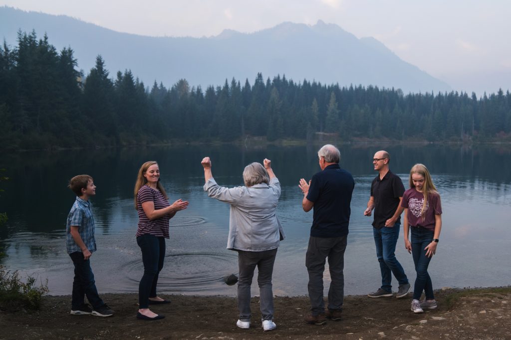 Family skipping rocks at Gold Creek Pond for family photos