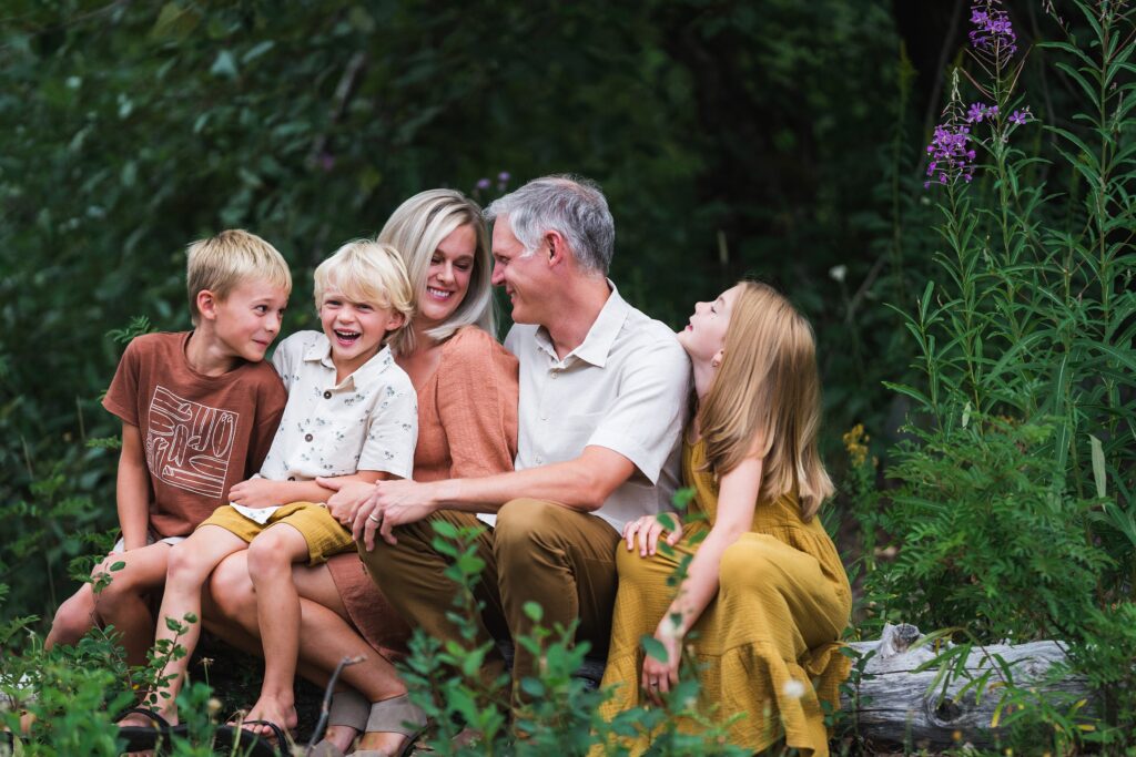 family photo outfit ideas for summer, family of five at Gold Creek Pond for photos