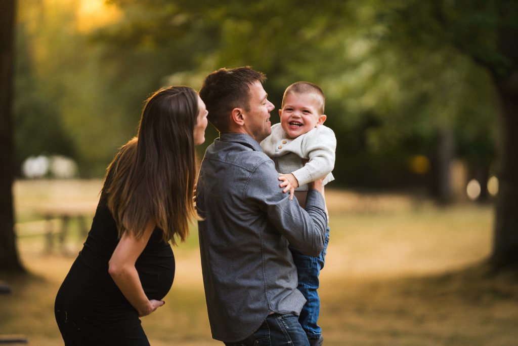 Pregnancy photos of family of three at Lake Sammamish State Park