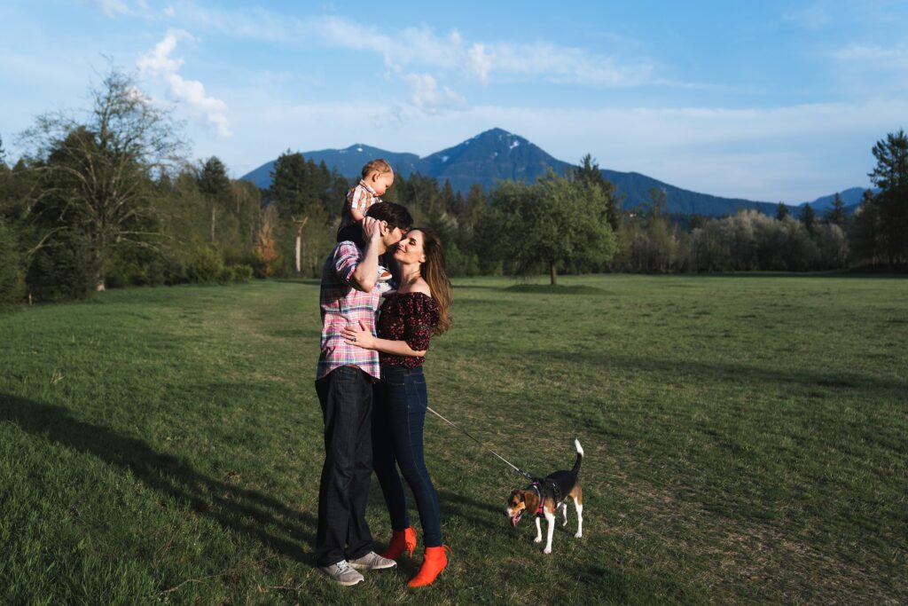 Seattle family photo with mountains in background in North Bend, WA