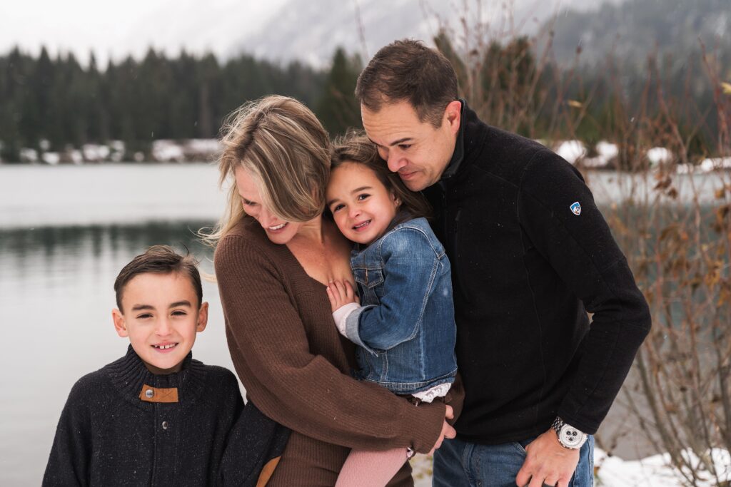 Avoid awkward family photos, Lifestyle family photo at Gold Creek Pond in the snow