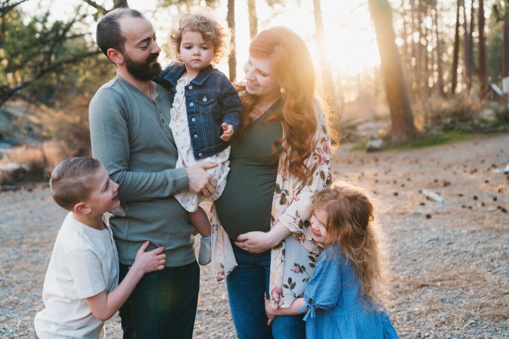 best time of day for maternity pictures in Seattle with a family of five