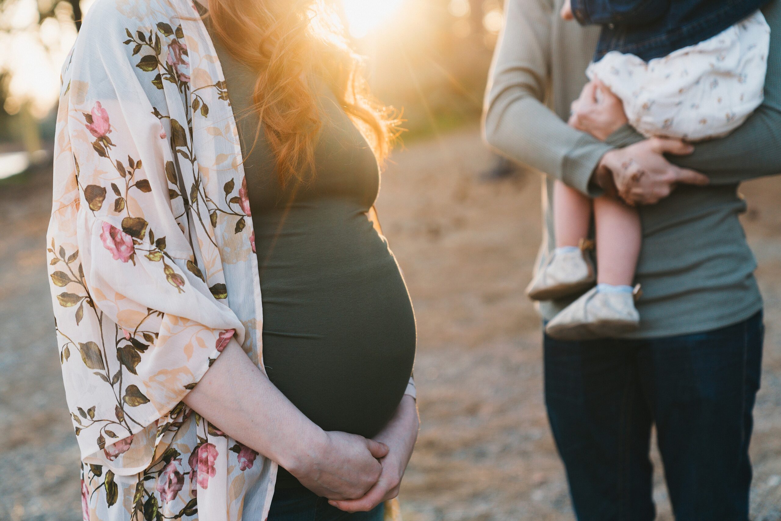 Golden hour maternity portraits outdoors