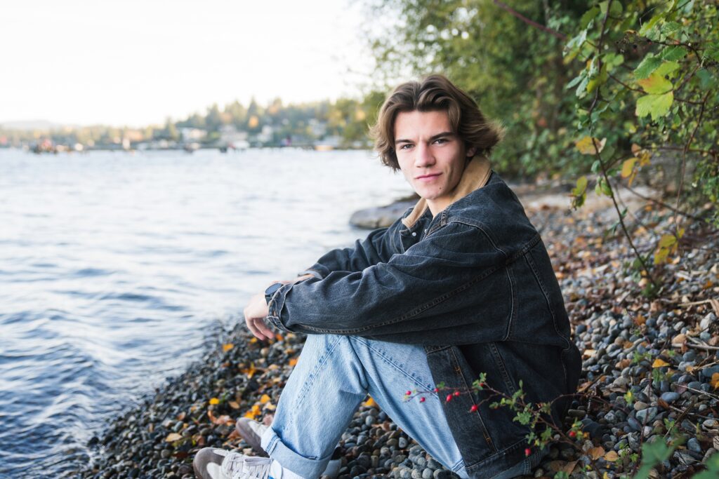 Snoqualmie valley senior portrait photograph of a teenage boy sitting by the water