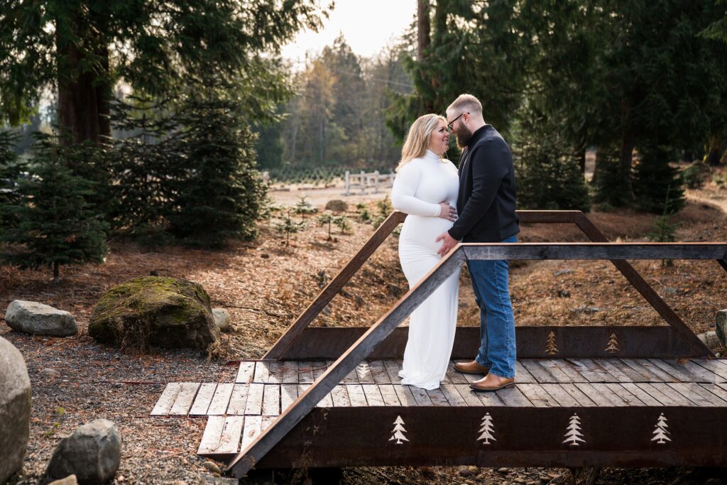 Couple for pregnancy pictures in Issaquah, wa