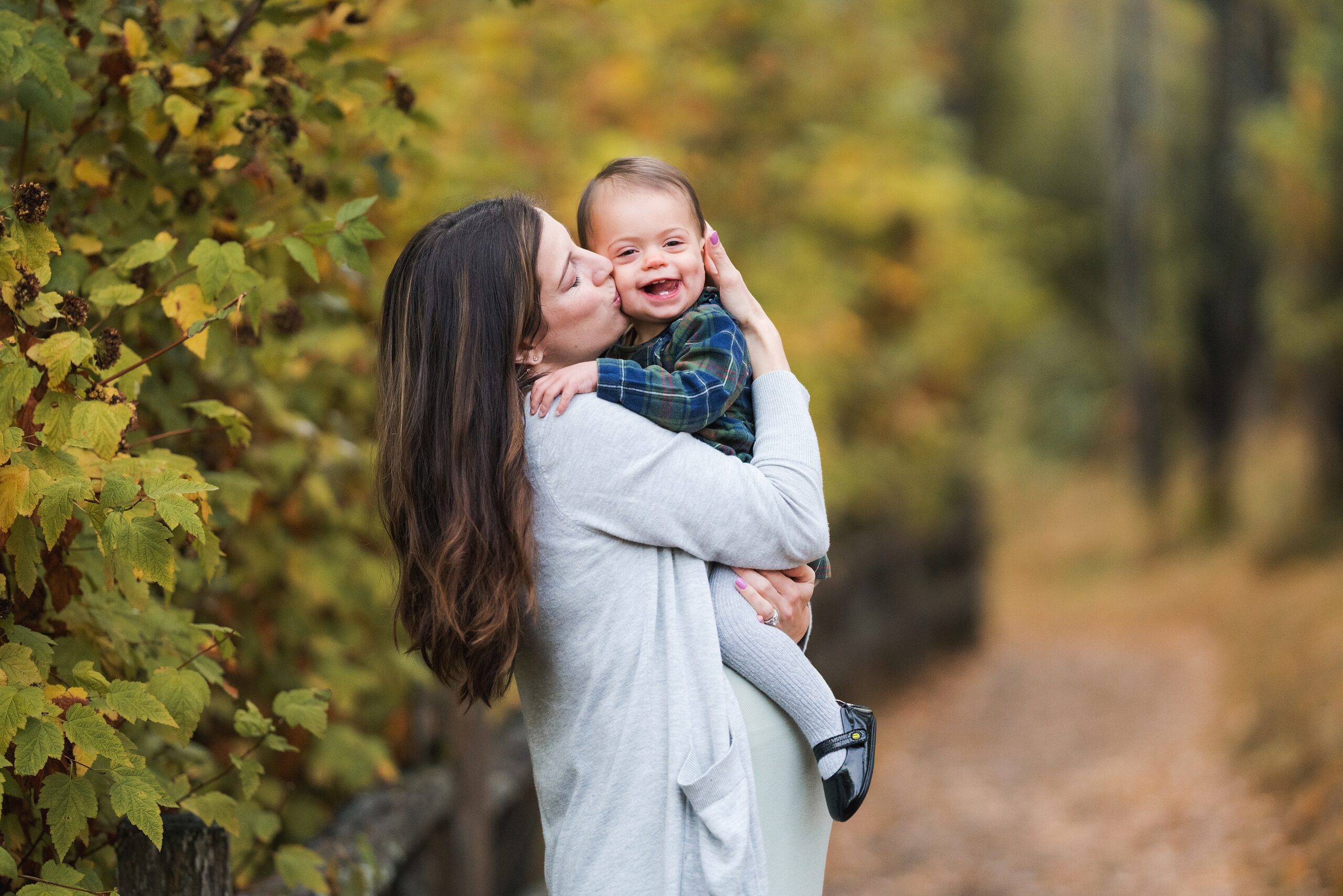 Fall maternity photo of mother and daughter at Mercer Island Park