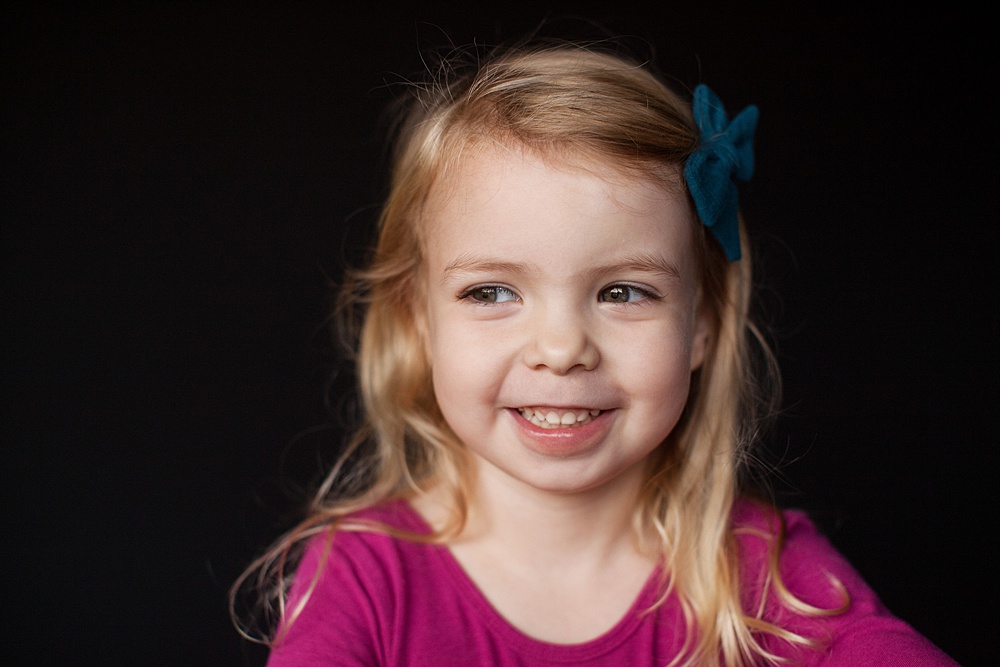 Preschooler photo of girl with small bow, Seattle photographer