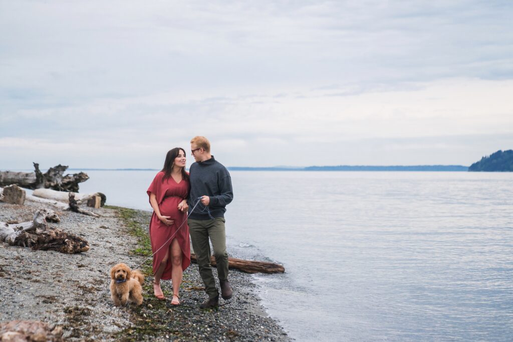 Seattle beach maternity photoshoot with goldendoodle