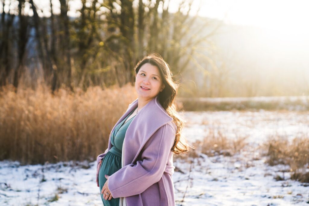 Golden sunlight during Snoqualmie winter maternity photoshoot