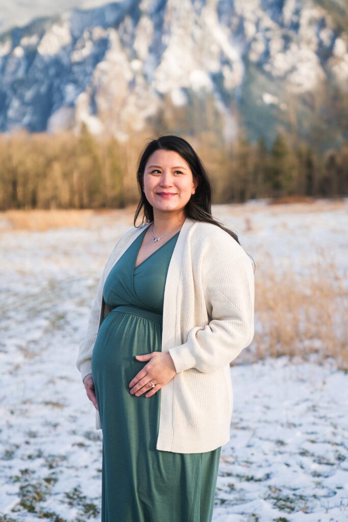 Maternity Picture of mother in front of Mount Si in the snow