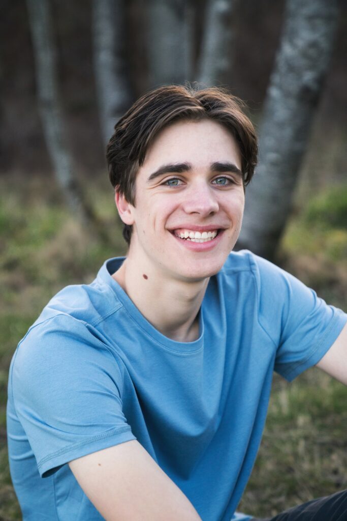 Issaquah high school senior photographer, Senior boy sitting for yearbook photo