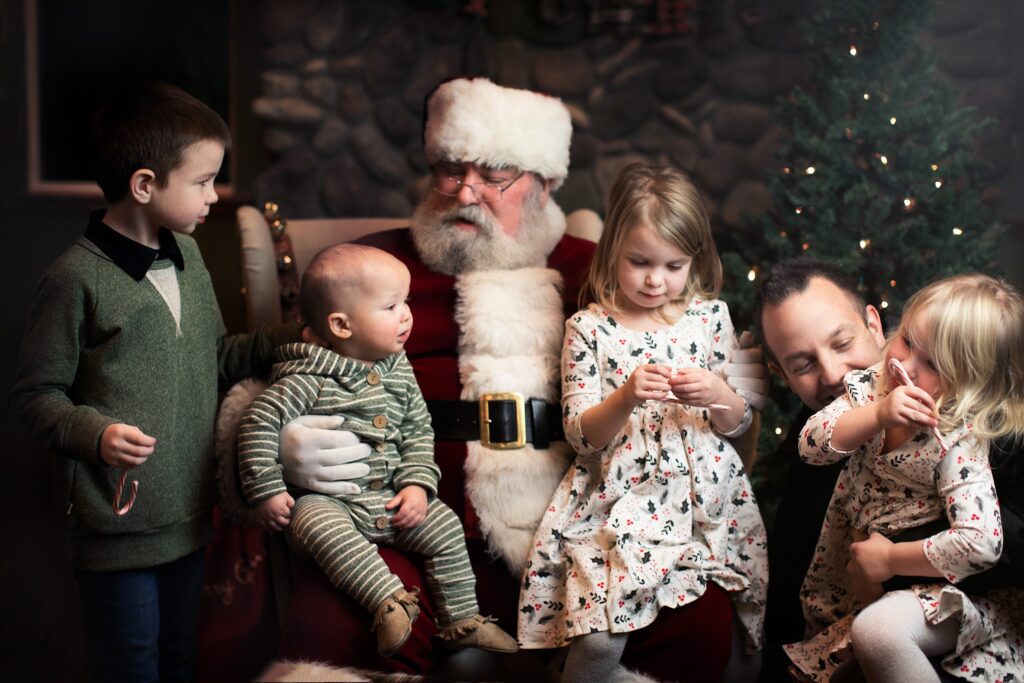 Santa photo with four kids in Snoqualmie Valley