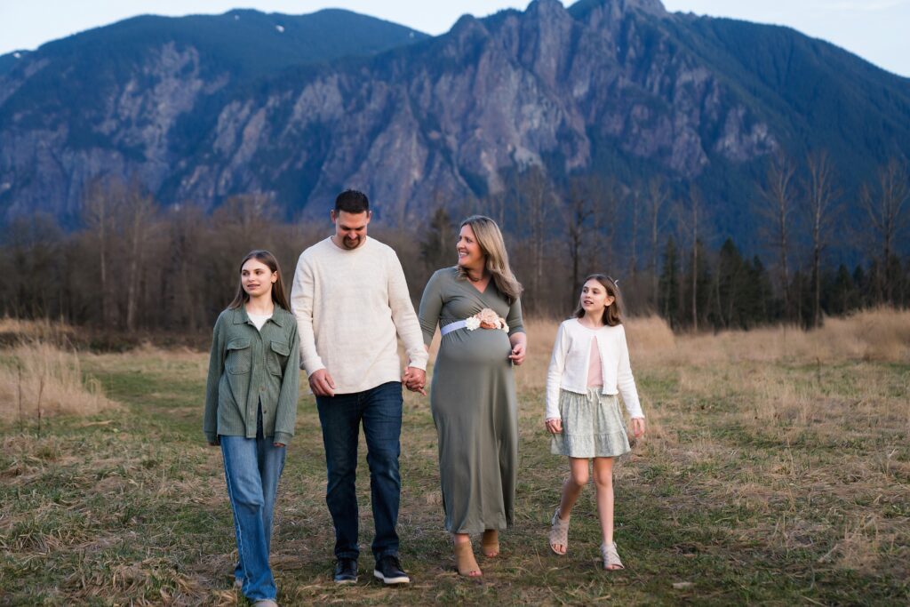 Mount Si Overlook Maternity Portrait Session with family