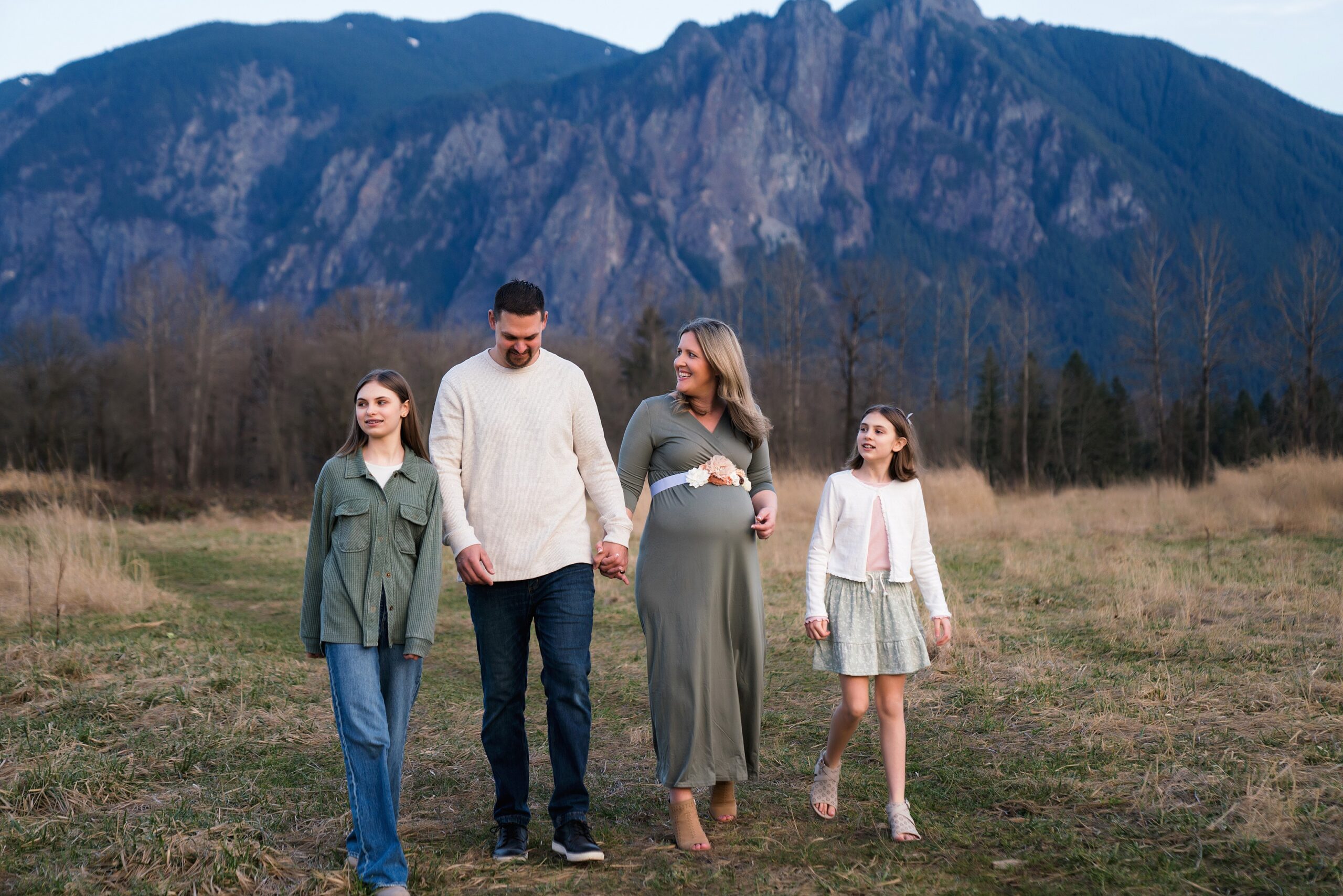Mount Si Overlook Maternity Portrait Session with family